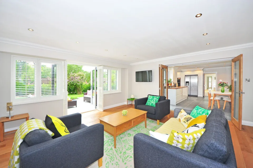 Bàn ăn trong nhà khách